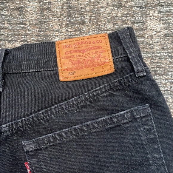 Black Levi button up jean shorts - Picture 3 of 4